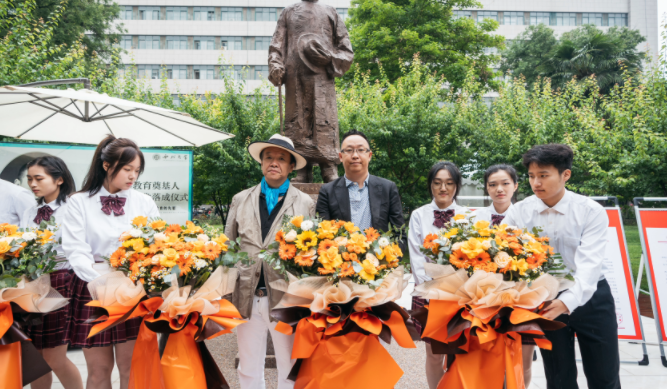 西北高等教育奠基人、中国现代医学先驱徐诵明雕像在华体会体育（中国）hth·官方网站落成